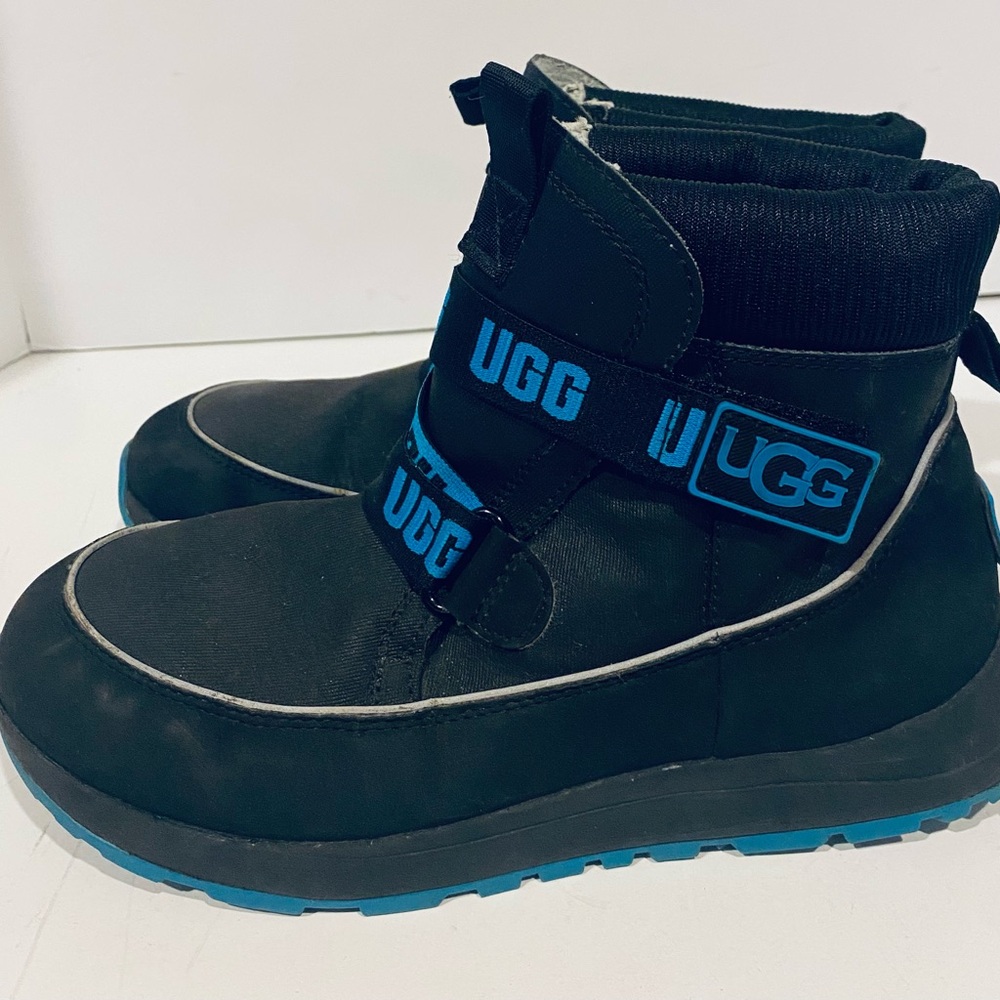 UGG youth girls boys winter snow boots black size 4 slip on 200G insulation